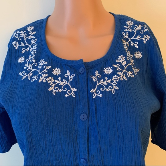 Denim&Co Tops - DENIM &CO! Blue 1/2 sleeves shirt w/white thread work around neckline.Bu…